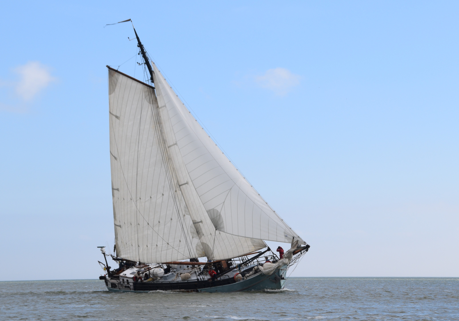 Stella Maris mit Standardbesegelung auf flachem Wasser