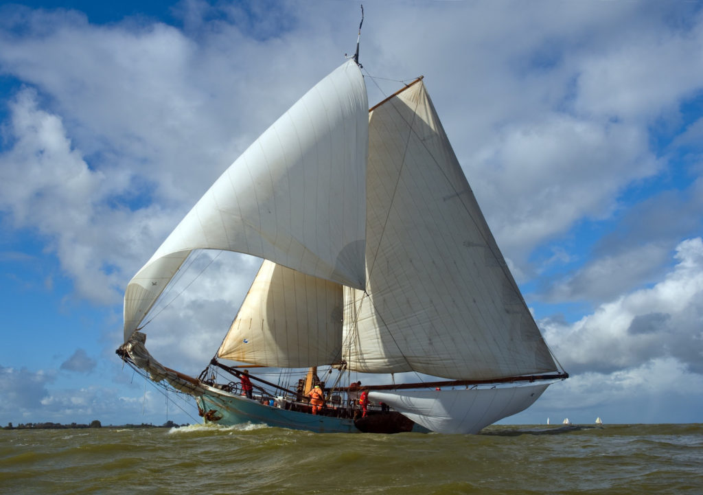 Stella Maris mit Vollzeug während einer Regatta