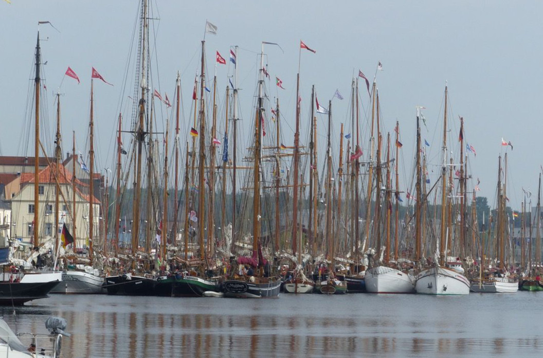 Schiffe im Flensburger Hafen bei der Rumregatta